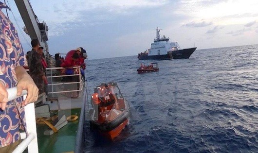 Các xuồng của Việt Nam cập mạn tàu Indonesia để đón ngư dân