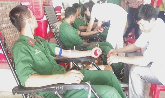 Các chiến sỹ hăng hái tình nguyện hiến máu.