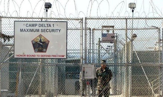 Canh gác vòng ngoài nhà tù Guantanamo.