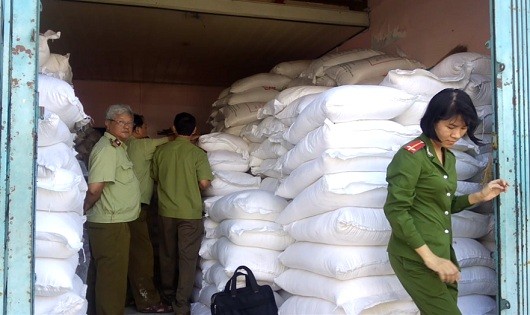 Lực lượng liên ngành kiểm tra phát hiện 10 tấn gạo nhập lậu tại cơ sở kinh doanh gạo trên đường Trần Phú TP Phan Thiết.