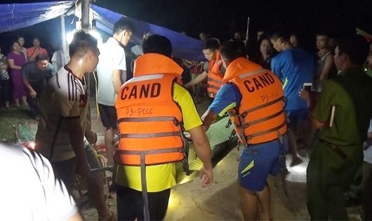 Lực lượng Cảnh sát Phòng cháy và chữa cháy tỉnh Thái Nguyên đưa thi thể người mẹ cùng con thơ dưới sông lên bờ.