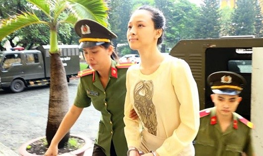 Hoa hậu Trương Hồ Hương Nga dính líu đến "hơp đồng tình dục" với đại gia.