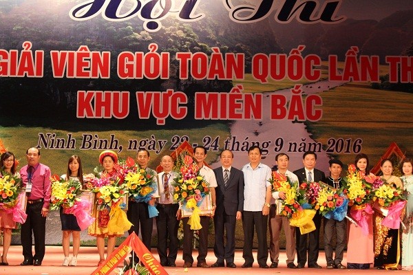 Thứ trưởng Phan Chí Hiếu và Phó Chủ tịch UBND tỉnh Ninh Bình Tống Quang Thìn chụp ảnh lưu niệm.