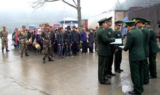 Lực lượng chức năng Trung Quốc trao trả công dân Việt Nam nhập cảnh trái phép lao động chui.