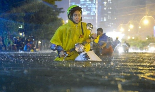 Bức ảnh một nhà báo chụp cơn mưa lớn ở TP HCM ngày 26/9 bị một thành viên hội nhiếp ảnh nhận là của mình.