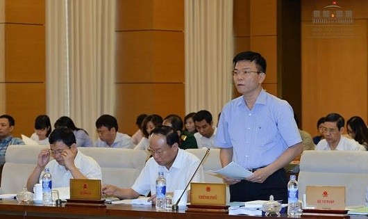 Bộ trưởng Bộ Tư pháp Lê Thành Long đọc Tờ trình Luật Sửa đổi Bộ luật Hình sự 2015.