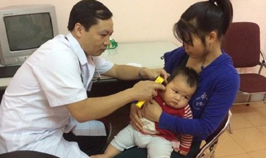 Bác sĩ Bệnh viện Nhi Trung ương khám bệnh cho trẻ em vùng cao (nguồn ảnh http://benhviennhitrunguong.org.vn).