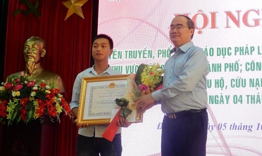 Chủ tịch UBMTTQVN T.Ư trao Huân chương Dũng cảm cho anh Lê Văn Hoa, thuyền viên tàu du lịch Phú Quý 2- số hiệu ĐNa 0577.