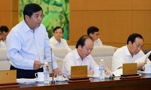 Bộ trưởng Bộ Kế hoạch và Đầu tư Nguyễn Chí Dũng đọc tờ trình
