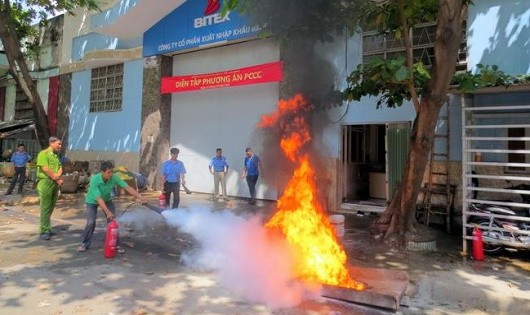 Diễn tập phòng chống cháy nổ, cứu hộ và cứu nạn tại trụ sở và kho hàng Công ty BITEX (TP HCM).