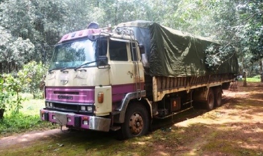 Xe tải không biển số chở gỗ lậu bị Đồn BP Ia Chia bắt giữ.