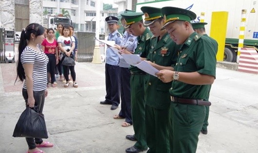 Đồn BPCKQT Thanh Thủy tiếp nhận 14 công dân do Công an TP Vân Sơn, tỉnh Vân Nam, Trung Quốc trao trả.