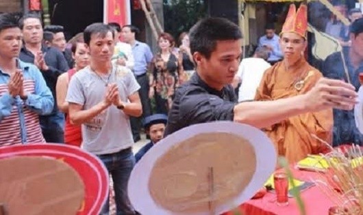 Lệ Rơi ảo tưởng mình là một thành viên trong làng nghệ thuật Việt khi tham  dự Giỗ tổ nghề sân khấu.