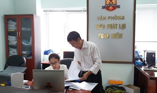 Hoạt động nghiệp vụ tại Văn phòng Thừa phát lại Hoàn Kiếm, Hà Nội.