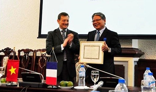 Pháp trao tặng Huân chương Quốc công cho nguyên Bộ trưởng Hà Hùng Cường