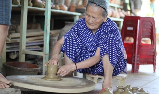 Nghệ nhân Nguyễn Thị Được- người có 80 năm gắn bó với nghề gốm ở Thanh Hà.