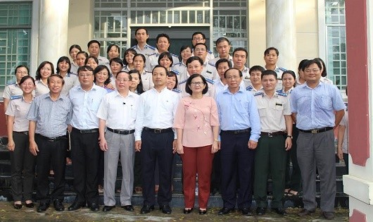 Thứ trưởng cùng Đoàn công tác chụp ảnh kỷ niệm với tập thể cán bộ thi hành án quận Bình Thạnh.