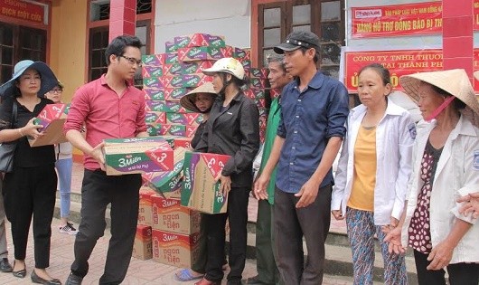 Đại diện Báo Pháp luật Việt Nam trao quà cho các hộ dân.