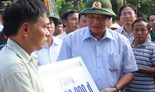 Bộ trưởng Bộ Thông tin và Truyền thông Trương Minh Tuấn trao quà cứu trợ cho người dân.