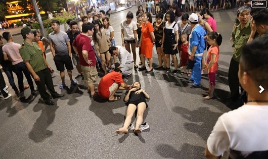 Tối 23/10, trên phố đi bộ Hà Nội một nữ sinh chơi xe điện thăng bằng gặp tai nạn nguy hiểm đến tính mạng.