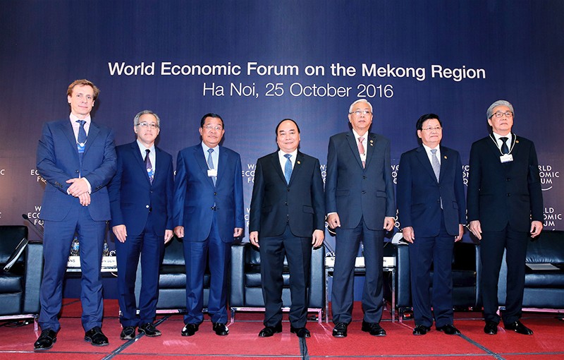 Thủ tướng Chính phủ Nguyễn Xuân Phúc chụp ảnh lưu niệm cùng các đại biểu tham dự Hội nghị 