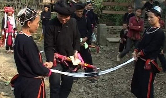 Hát đối thử thách lấy dâu của người Sán Chỉ ở xã Hưng Đạo, huyện Bảo Lạc (Cao Bằng).