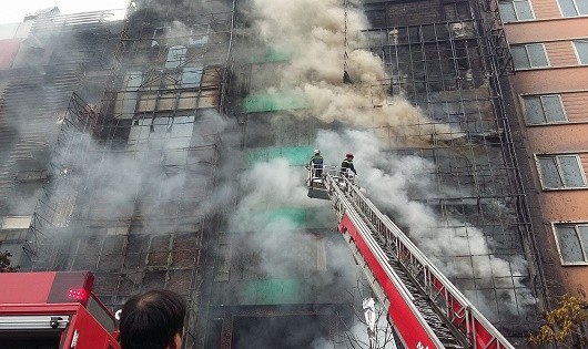 Mặt tiền 4 ngôi nhà cao tầng kinh doanh, karaoke, nhà hàng tại Trần Thái Tông đã cháy rụi