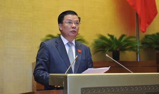 Bộ trưởng Bộ Tài chính Đinh Tiến Dũng trình bày báo cáo trước Quốc hội.