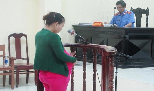 Bị cáo Đặng Thị Trinh vác bụng bầu hơn 8 tháng hầu tòa…