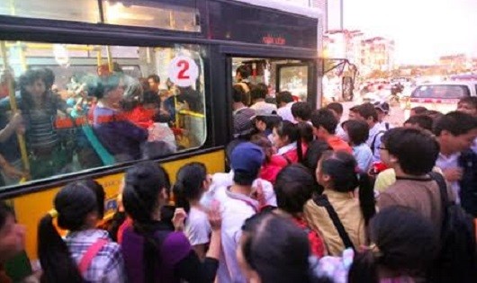 Theo Tổ chức ActionAid Việt Nam, tại Hà Nội và TP HCM, 11% nữ sinh được hỏi cho biết họ đã từng bị QRTD trên các phương tiện giao thông công cộng, chủ yếu là xe buýt (ảnh minh họa).