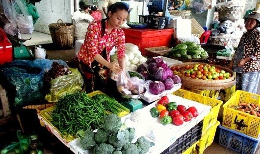 Tiểu thương kinh doanh ở chợ Long Xuyên.