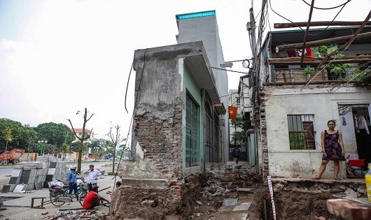 Những ngôi nhà “siêu mỏng” được dịp “mọc lên”  liên tiếp trên con đường Nguyễn Văn Huyên kéo dài.