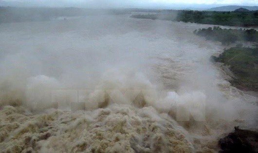 Nhà máy Thủy điện Sông Ba Hạ xả lũ với lưu lượng 10.400m3/giây. (Ảnh: TTXVN)