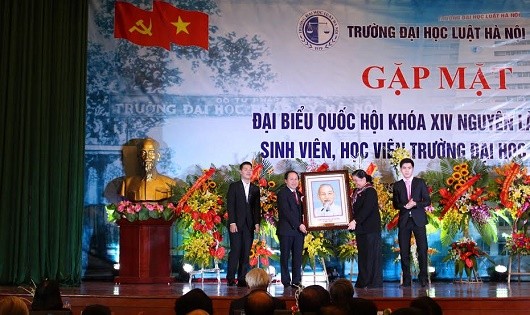 Phó Chủ tịch Quốc hội Tòng Thị Phóng tặng quà lưu niệm cho Trường.
