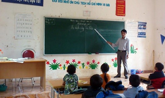 Thầy Hoàng Ngọc Hưng (34 tuổi) đã gắn bó những điểm trường thuộc Trường Tiểu học xã Quý Quân, huyện Hà Quảng 12 năm nay.