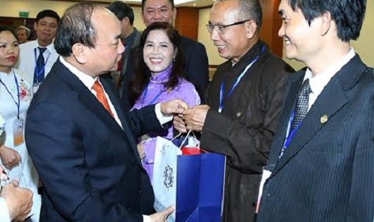 Thủ tướng trao quà tặng đại biểu kiều bào.
