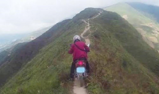 Phượt thủ Nguyễn Trọng Nam trên con đường độc đạo cực kì nguy hiểm.