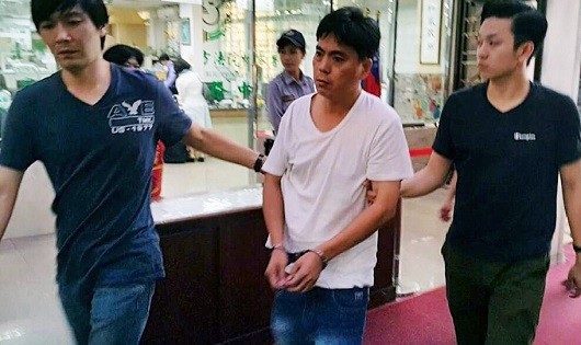 Tên Kwok Wing-hung (giữa) khi bị bắt.