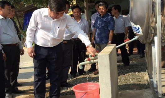 Lãnh đạo TP Hồ Chí Minh  trong chuyến khảo sát vấn đề nước sạch tại vùng ven.