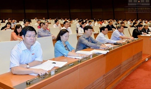 Đại biểu Quốc hội bấm nút biểu quyết thông qua  Nghị quyết về việc thực hiện thí điểm cấp thị thực điện tử cho người nước ngoài 
nhập cảnh Việt Nam. 