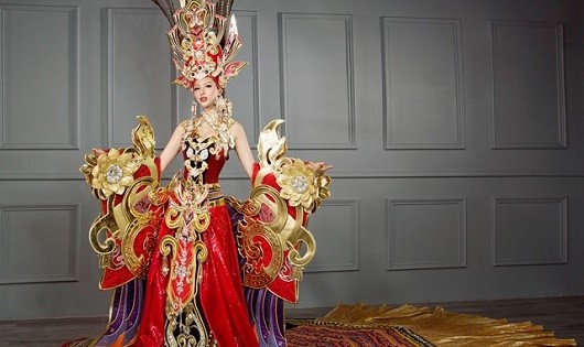 Trang phục Sen vàng nặng 44kg do Dương Nguyễn Khả Trang mặc để tham dự Hoa hậu Siêu quốc gia không nhận nhiều lời khen từ công chúng.
