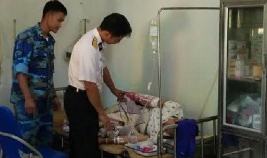 Quân y đảo Sinh Tồn cấp cứu bệnh nhân Bùi Ngọc Hải.