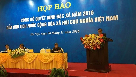 Phó Chủ nhiệm thường trực Văn phòng Chủ tịch nước Giang Sơn công bố các quyết định đặc xá.