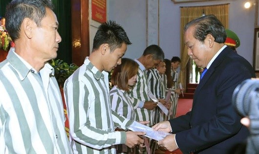 Phó Thủ tướng thường trực Trương Hòa Bình trao quyết định đặc xá tại Trại giam Phú Sơn.