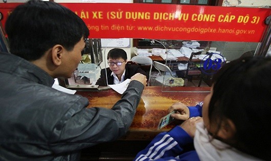 Người dân chen chân đổi giấy phép lái xe tại Sở Giao thông Vận tải Hà Nội. (Ảnh: Ngọc Thành/VNE)