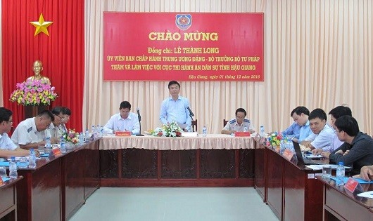 Bộ trưởng Bộ Tư pháp Lê Thành Long làm việc với Cục Thi hành án dân sự tỉnh Hậu Giang.
