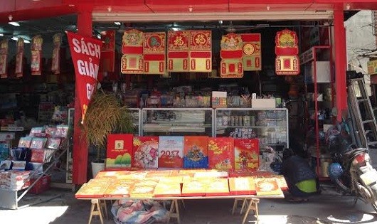 Đại lý văn hóa phẩm trên đường Trần Quốc Hoàn, HN treo biển giảm giá lịch tết 2017