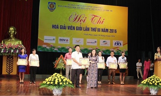 Giám đốc Sở Tư pháp Vĩnh Phúc Phùng Thị Kim Nga trao giải cho thí sinh trong Hội thi Hòa giải viên giỏi lần thứ 3.