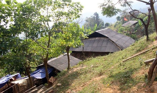 Những ngôi nhà dưới chân núi thuộc thôn Nhà Máng, xã Thành Công.