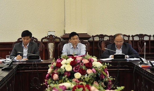 Bộ trưởng Lê Thành Long và các Thứ trưởng nghe báo cáo về một số đề án của Bộ Tư pháp.